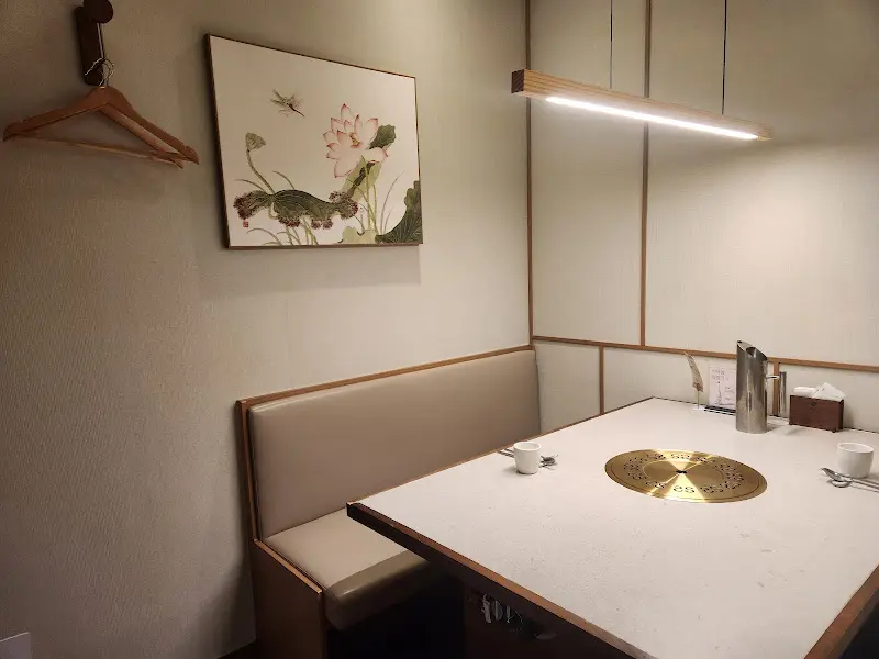 정갈하게 세팅된 룸 테이블