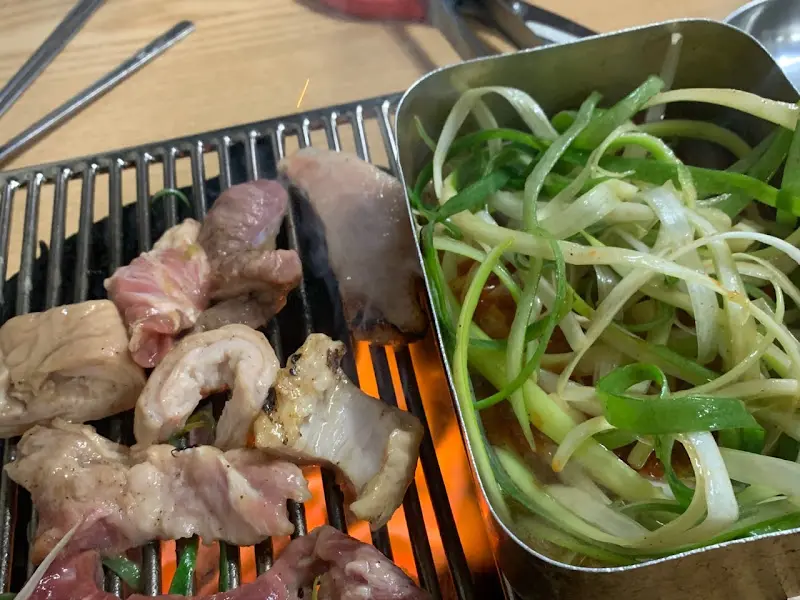 불판 위에서 익어가는 돼지 부속