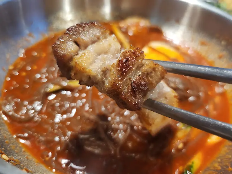 시원한 물냉면에 곁들여 먹는 돼지고기