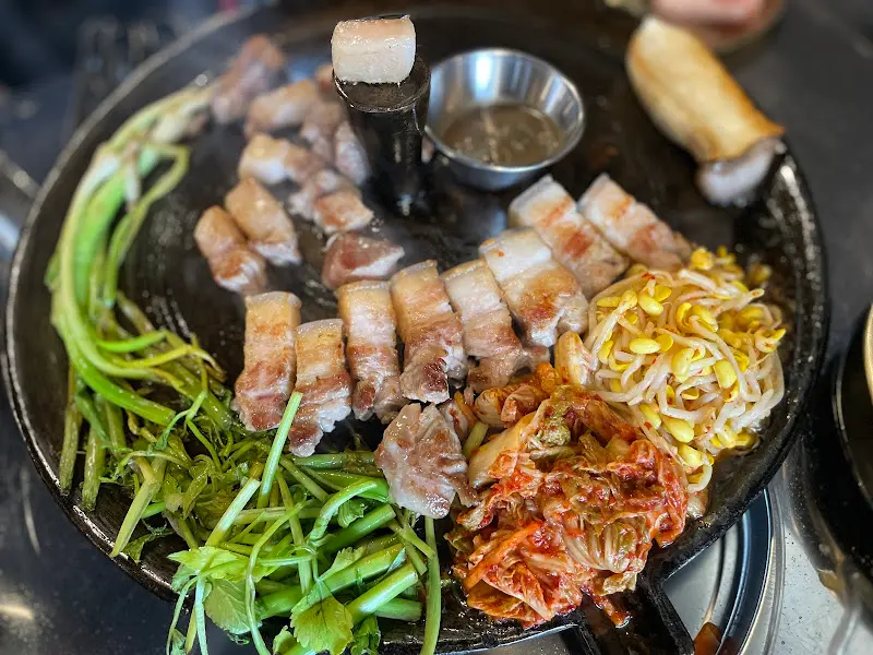 고기가 맛있게 구워지고 있는 모습