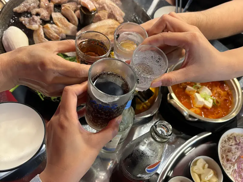 즐거운 식사를 기념하는 건배 장면