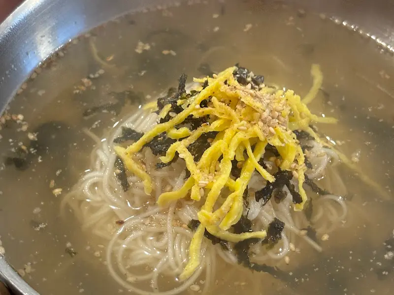 무쇠 솥뚜껑과 다양한 곁들임 메뉴