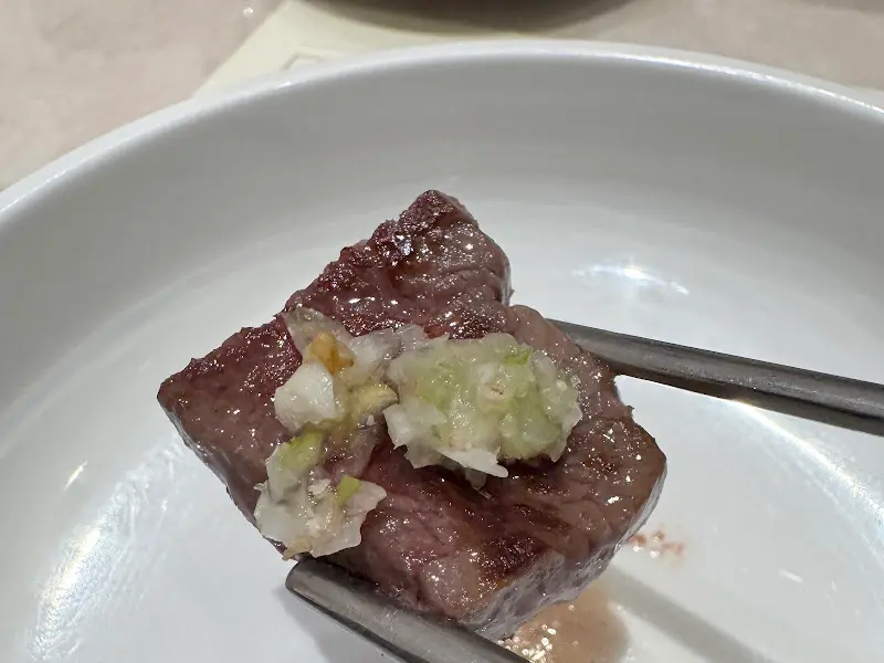 잘 구워진 소고기