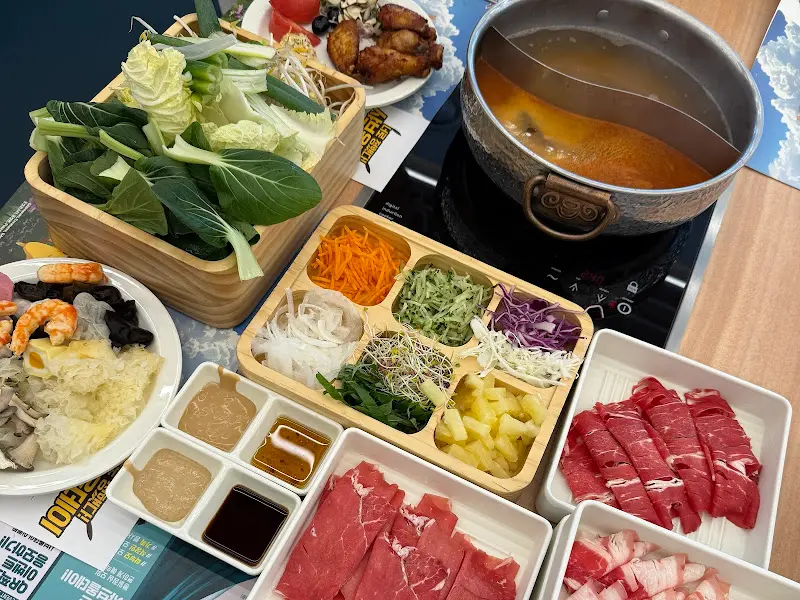 신선한 야채와 다채로운 소스, 완벽한 샤브샤브 한 상