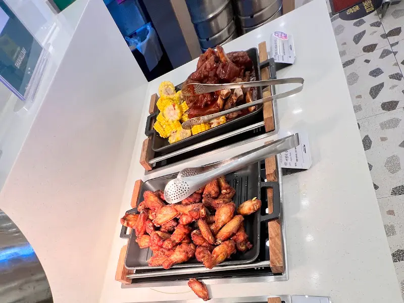 샐러드바 핫푸드 코너의 먹음직스러운 윙봉