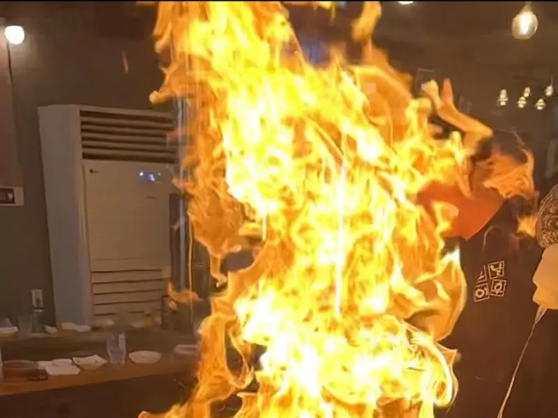 철판 위에서 화려하게 타오르는 불꽃, 보는 이들의 시선을 사로잡는다.