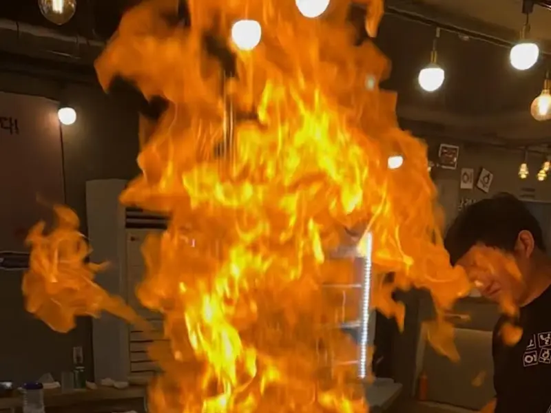 삼겹살에 술을 붓자 불길이 솟아오르는 모습, 시각적인 즐거움을 선사한다.
