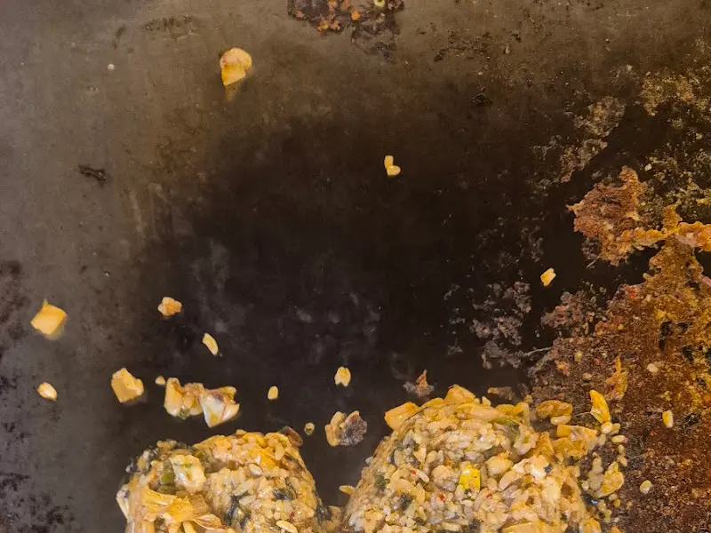 철판 위에 맛있게 볶아진 볶음밥, 고소한 향이 코를 자극한다.