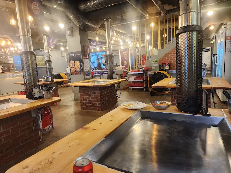 넓고 깔끔한 식당 내부, 편안한 분위기에서 식사를 즐길 수 있다.