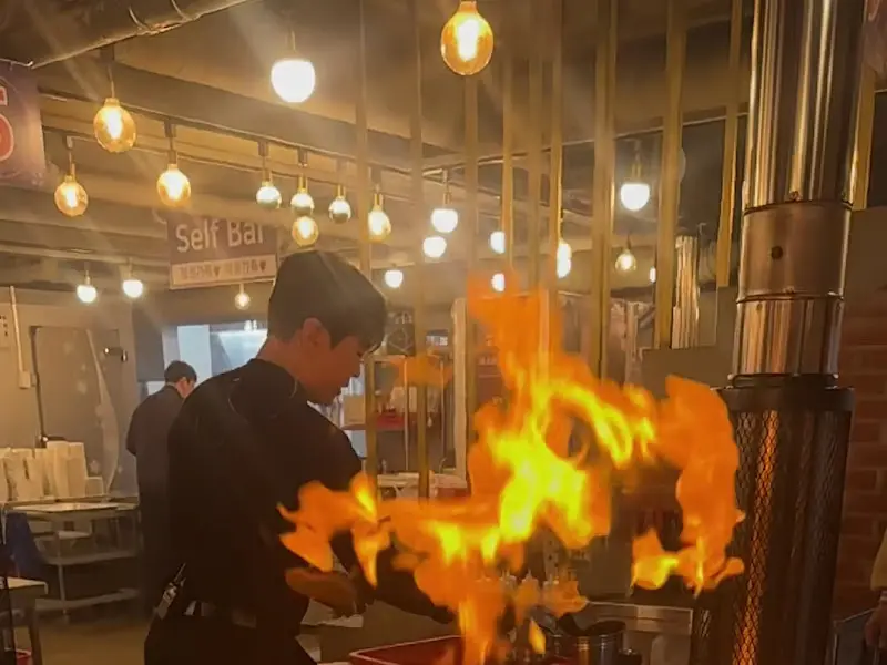 불꽃 쇼가 펼쳐지는 모습, 강렬한 인상을 남긴다.