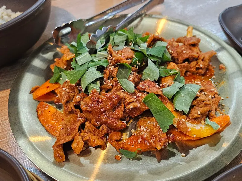 깻잎이 듬뿍 올려진 제육볶음