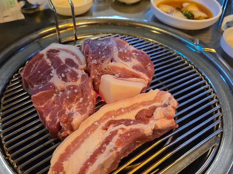 불판 위에 놓인 돼지고기