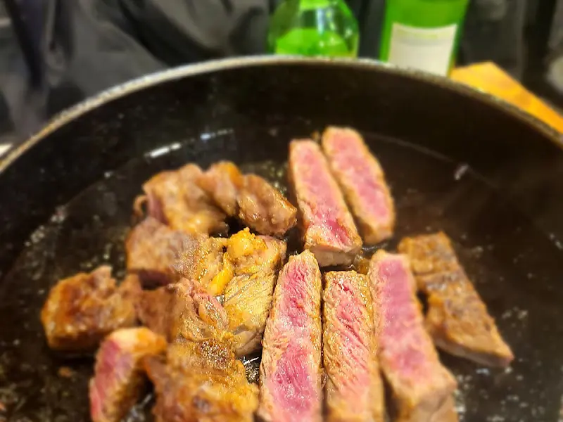 무쇠 불판 위에서 익어가는 소고기