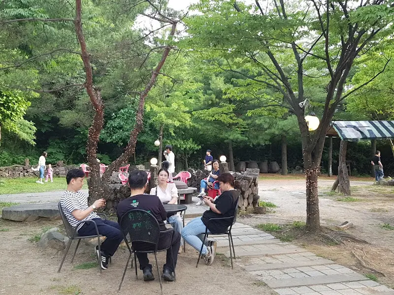 정겨운 분위기의 야외 테이블