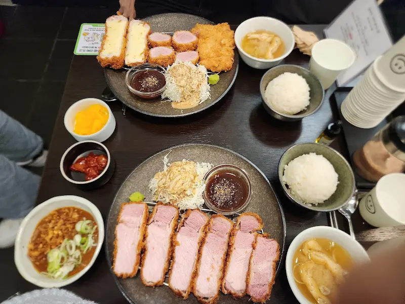 희희카츠의 푸짐한 한 상 차림