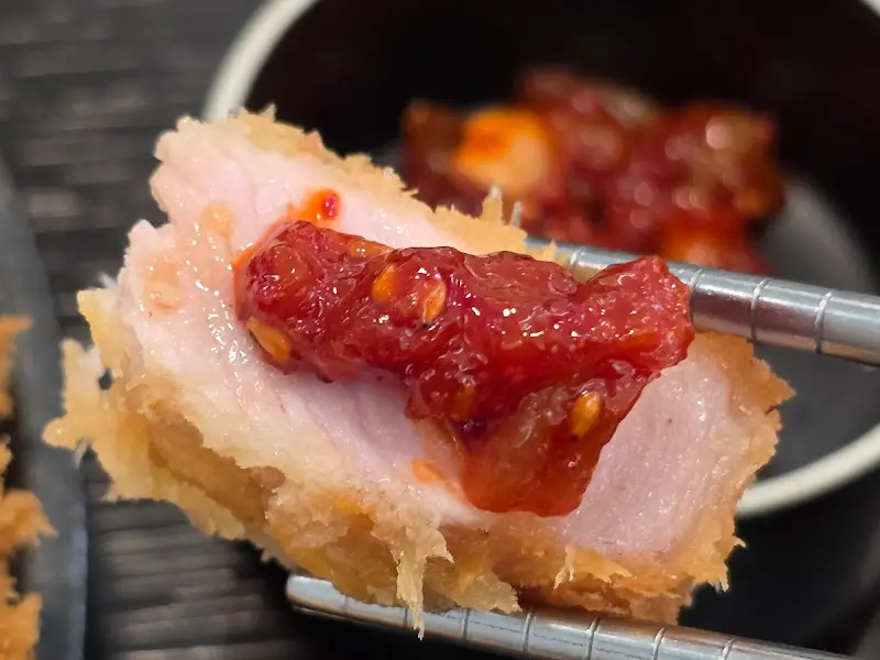 매콤한 오징어 젓갈과 돈까스의 환상적인 조합