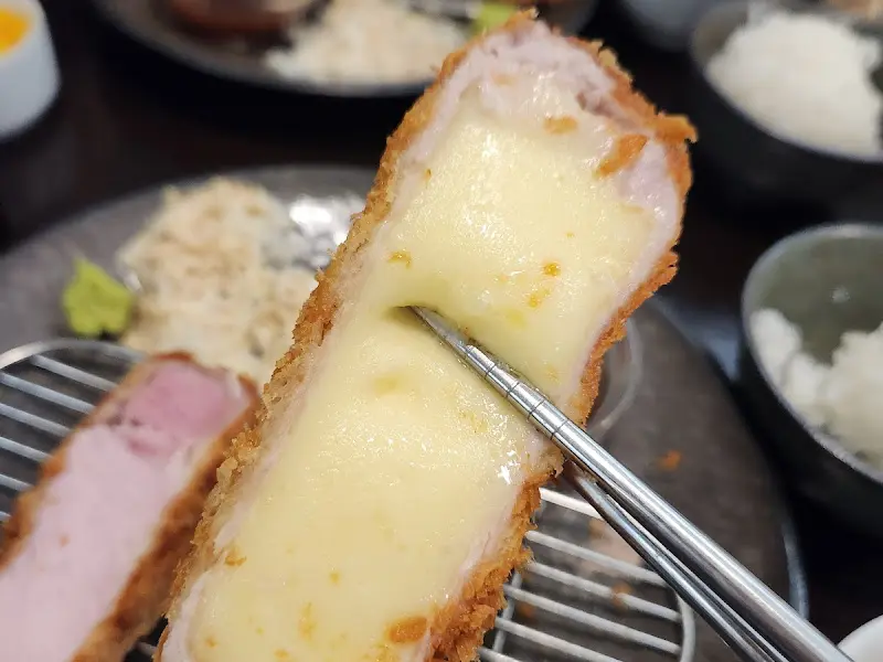 모짜렐라 치즈가 듬뿍 들어간 치즈카츠