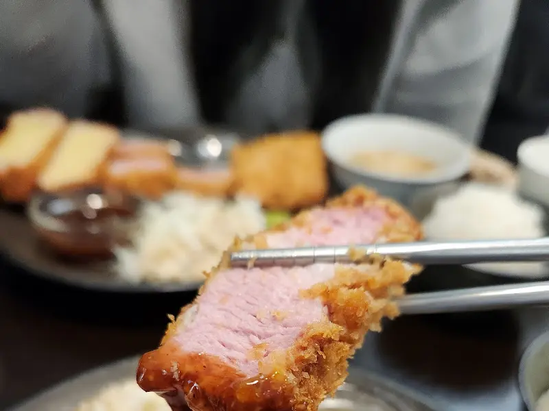 젓가락으로 집어 올린 안심카츠