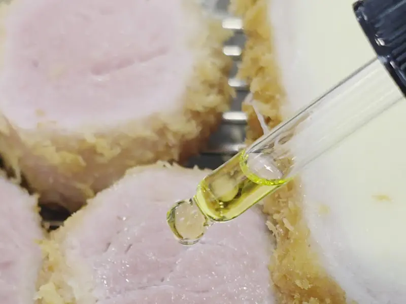 트러플 오일을 뿌리는 모습