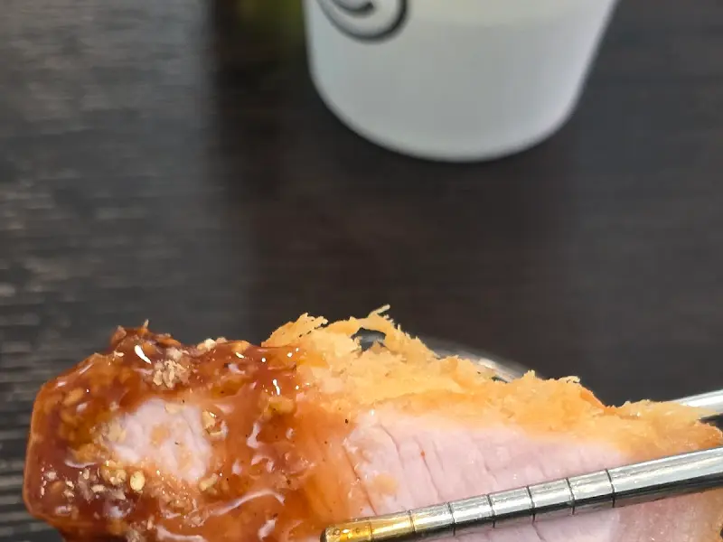 돈까스 소스에 찍어 먹는 돈까스