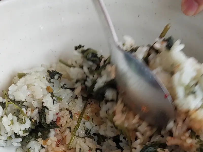 곤드레 비빔밥을 비비는 모습