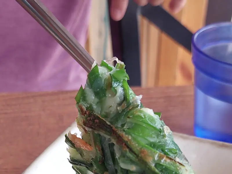 젓가락으로 집은 부추전