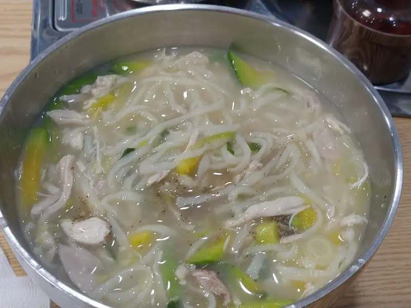 닭칼국수의 먹음직스러운 비주얼