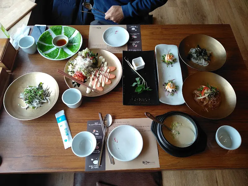 정갈하게 차려진 불고기 정식 한상차림