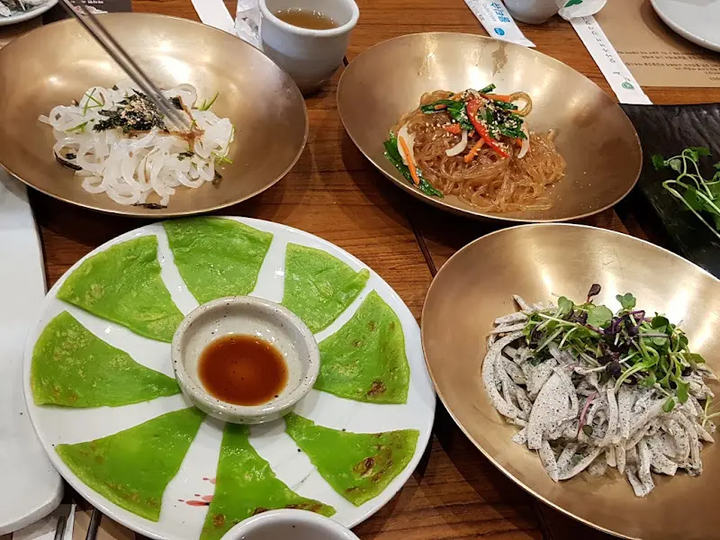 다채로운 색감의 반찬들