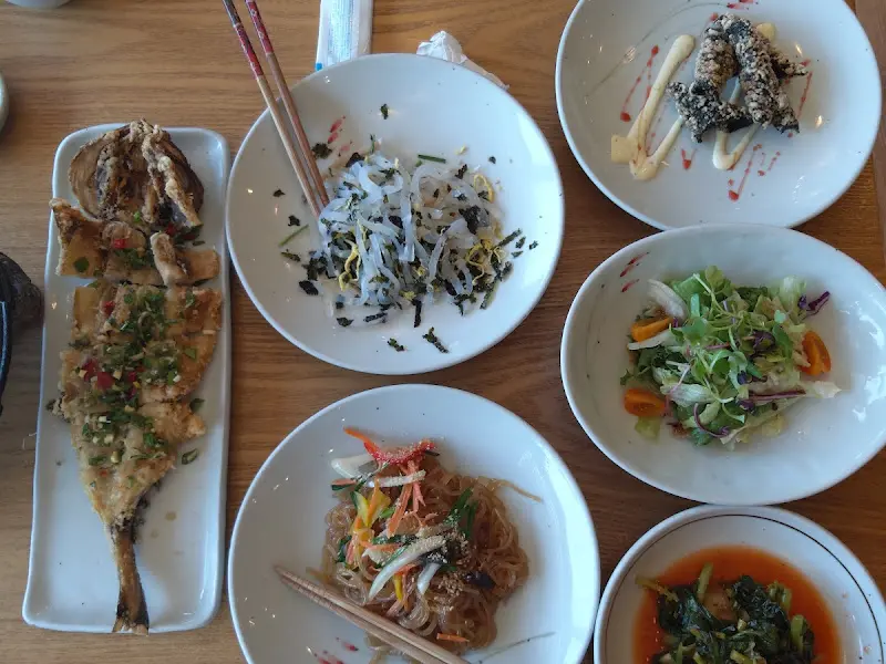 다양한 샐러드와 채소 요리