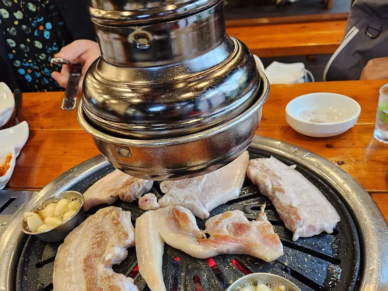 숯불 위에서 익어가는 삼겹살