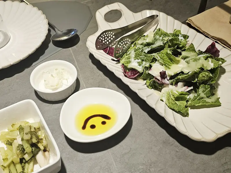 샐러드와 올리브 오일