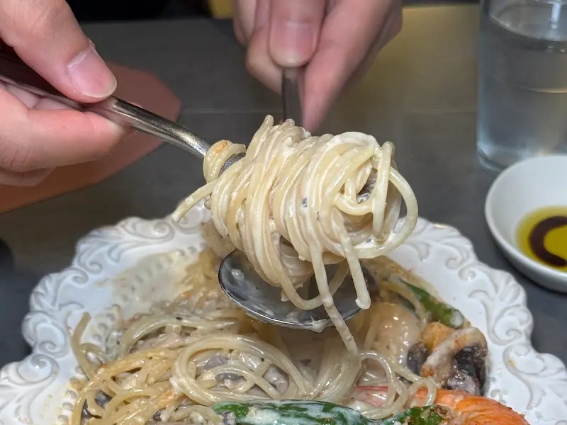 파스타를 먹는 모습