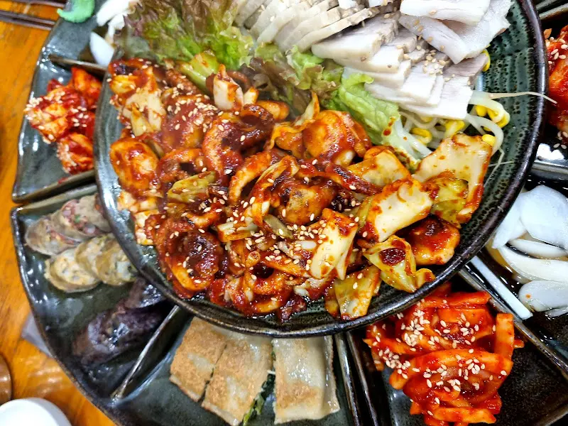 쭈꾸미 볶음과 보쌈의 환상적인 조화