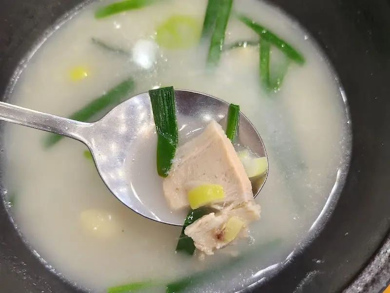 뽀얀 국물의 돼지국밥