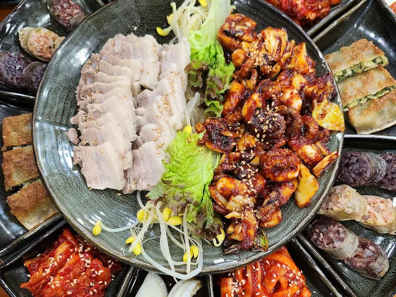 모듬 보쌈의 푸짐한 구성