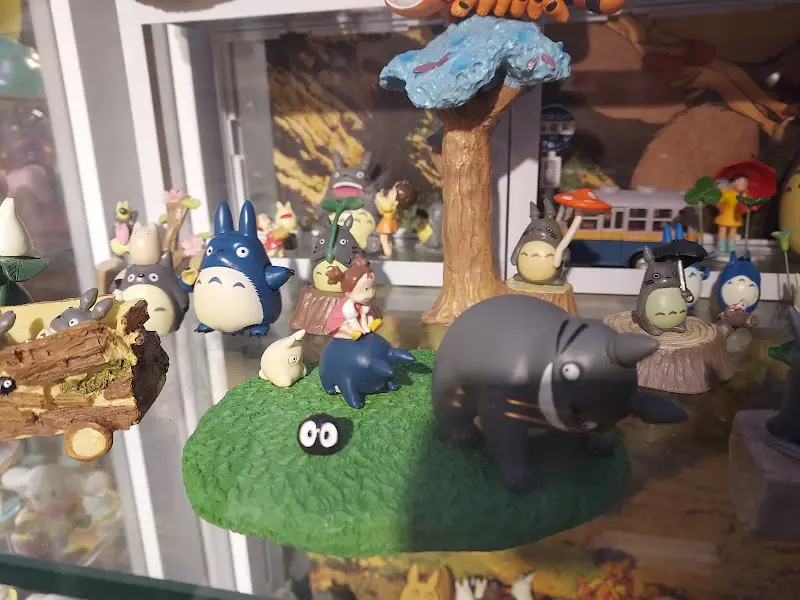 다양한 소품들이 아기자기하게 진열되어 있다.