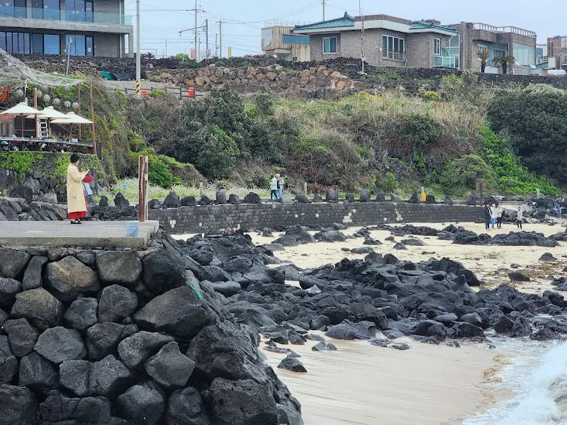 애월 해안도로에서 바라본 바다와 카페