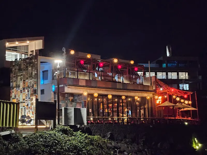 밤의 애월 카페거리 풍경