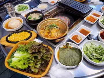 익산에서 발견한 연탄 불맛의 과학, 노포 감성 ‘식객’에서 맛보는 미식의 지역명소