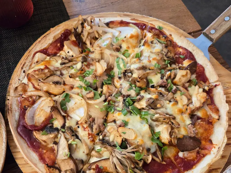 향긋한 버섯이 듬뿍 올라간 머쉬룸 피자