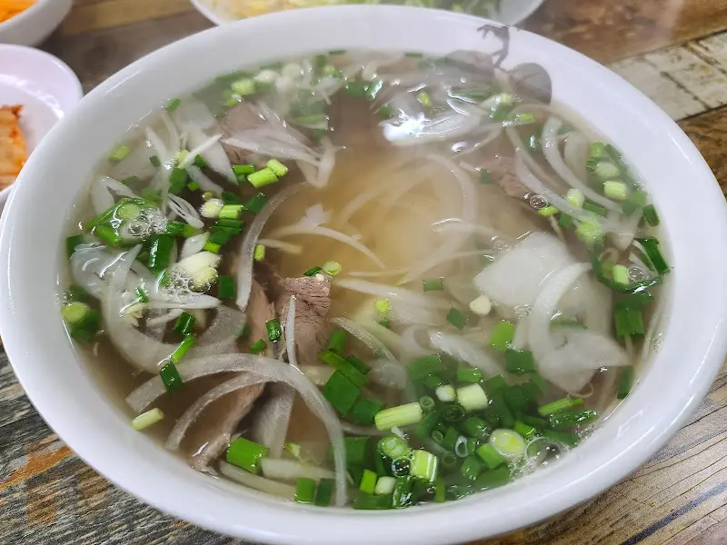 양파와 파가 듬뿍 들어간 쌀국수