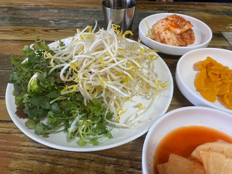 고수와 숙주가 넉넉하게 담긴 접시