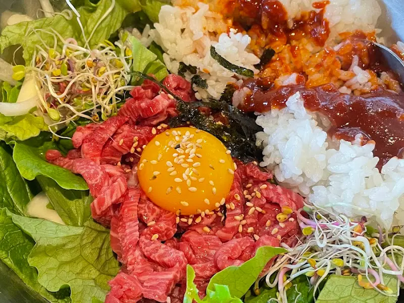 싱싱한 육회가 올라간 육회비빔밥
