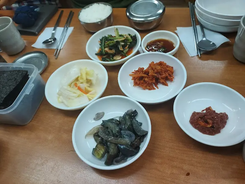 다채로운 밑반찬이 놓인 테이블