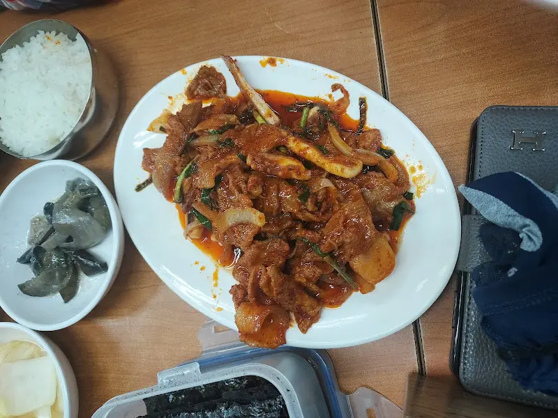 제육볶음이 담긴 접시