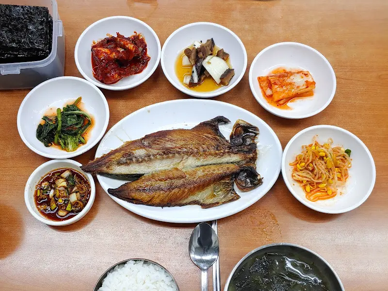 한 상 가득 차려진 음식