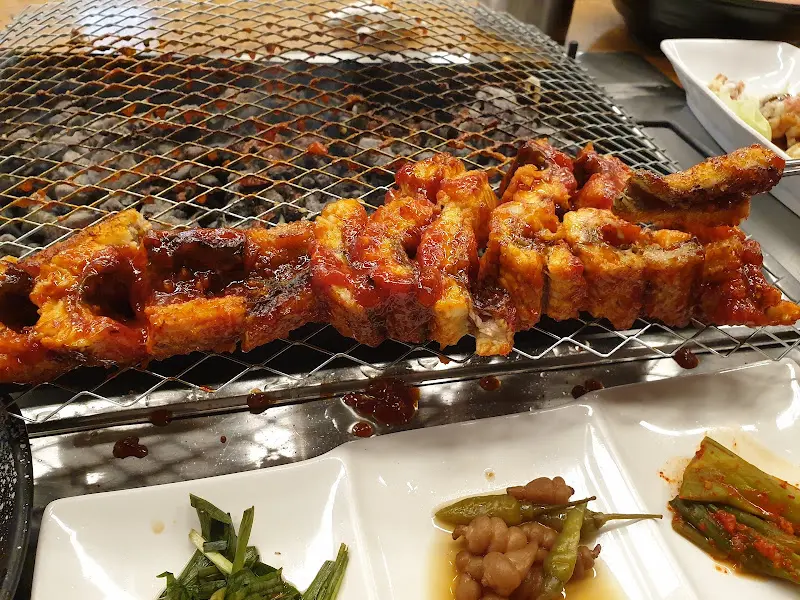 양념이 맛있게 발린 장어구이