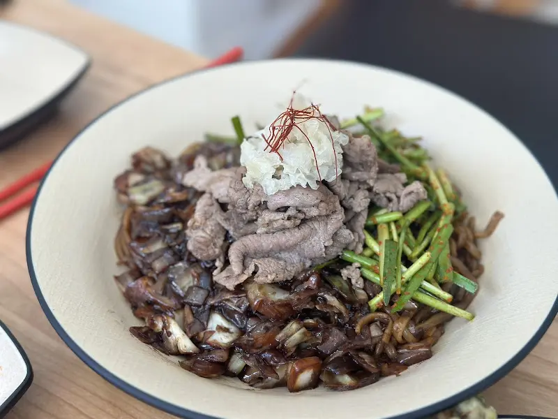 부추와 고기가 듬뿍 올라간 짜장면