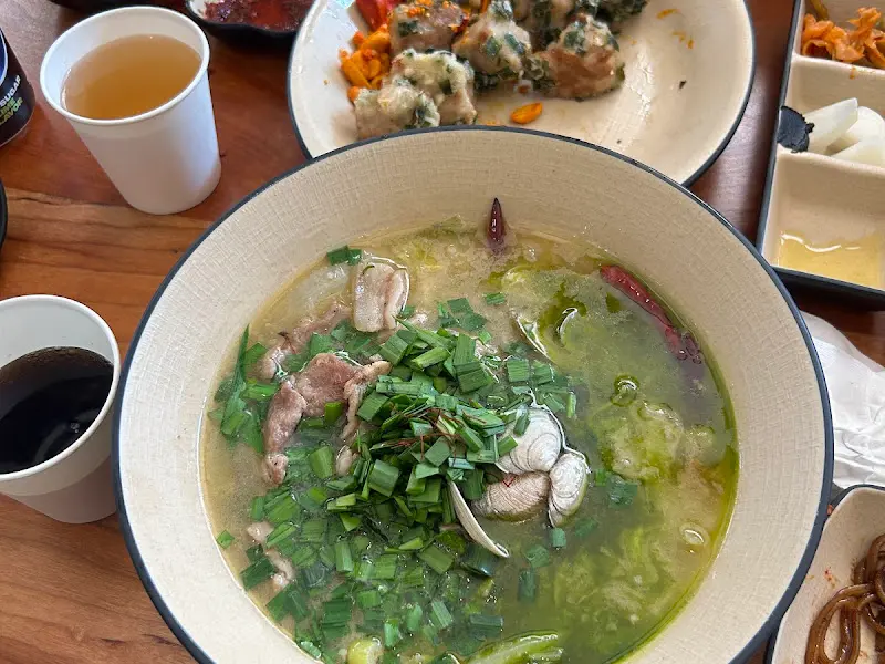 푸짐하게 담긴 백짬뽕의 모습